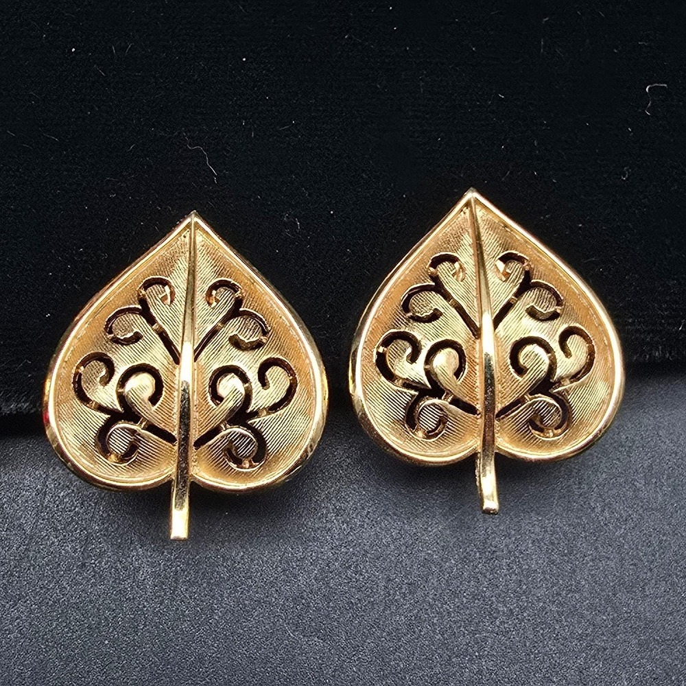 Crown Trifari Gold Tone Spade Clip On Earrings Vintage Costume Jewelry